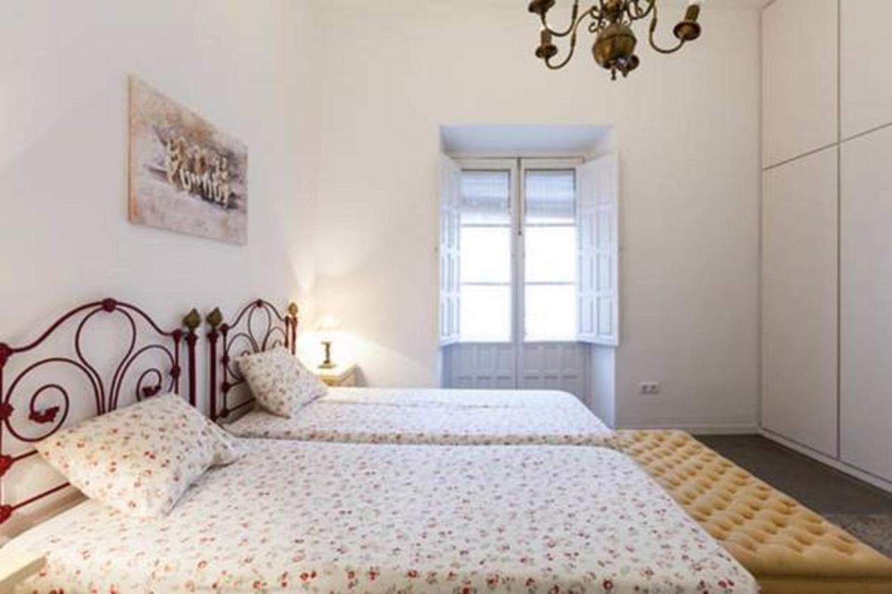 Apartamentos Rg Arenal Seville Room photo